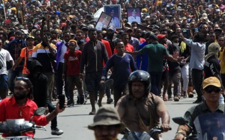 Massa Pengantar Jenazah Mantan Gubernur Papua Lukas Enembe Mulai Dipulangkan