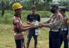 Pekerja Kebon dan Pengarit Rumput Dapat Nasi Kotak dari Satlantas Polres Batubara