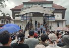 Seratusan Pedagang Pasar Tradisional Kabanjahe Geruduk Kantor DPRD Karo, Tolak Kenaikan Retrebusi