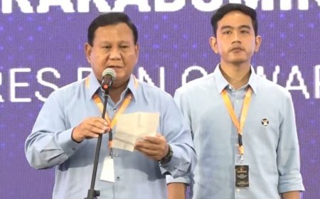Pasangan capres-cawapres nomor urut 2 Prabowo Subianto-Gibran Rakabuming Raka saat menghadiri Rapat Koordinasi Nasional Sentra Penegakkan Hukum Terpadu (Gakkumdu) yang diadakan oleh Bawaslu RI, Senin (27/11/2023).(Tangkapan Layar YouTube KompasTV)