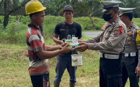 Pekerja Kebon dan Pengarit Rumput Dapat Nasi Kotak dari Satlantas Polres Batubara
