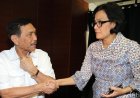 Menteri Keuangan Sri Mulyani Bujuk Luhut Tonton Film Agak Laen!