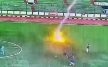 Viral, Seorang Pemain Bola Tewas Tersambar Petir di Stadion Siliwangi
