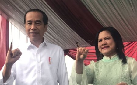 Presiden Jokowi dan Iriana Mencoblos Bersama di TPS 10 Gambir