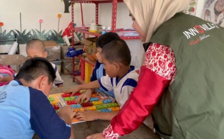 Bantu Proses Belajar Difabel Netra, Mahasiswa FISIP UMSU Serahkan Media Ajar Interaktif