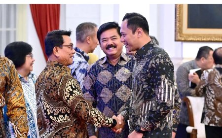 Presiden Jokowi Unggah Foto AHY Bersalaman dengan Moeldoko, Netizen Bereaksi
