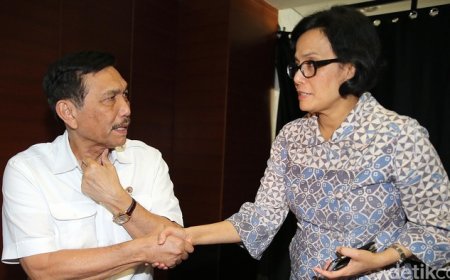 Menteri Keuangan Sri Mulyani Bujuk Luhut Tonton Film Agak Laen!