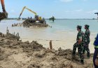 Viral, Ekskavator Terbawa Arus Banjir Saat Perbaiki Tanggul Jebol, Operator Selamat