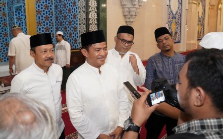 Malam Pertama Tarawih, Pj Gubernur Sumut Salat di Masjid Agung Medan Bersama Ratusan Masyarakat