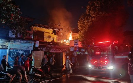 Ruko Ayam Goreng di Duren Sawit Kebakaran, Penghuni Ruko Gotong Royong Selamatkan Barang