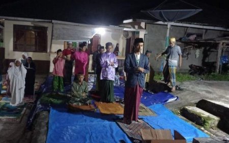 Masjid di Bawean Gresik Ambruk Saat Gempa, Warga Tetap Tarawih di Luar