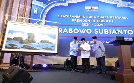Prabowo Diberi Lukisan Tangan oleh SBY Saat Hadir Silaturahmi dan Bukber Partai Demokrat