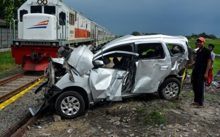 Mobil Rombongan Pengajian Tertabrak Kereta Api di Deli Serdang, 4 Orang Tewas