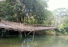 Akses 5 Desa Terputus Gegara Jembatan Gantung di Desa Sungai Sintang Roboh, Rakit Jadi Alternatif Transportasi