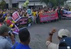 Tolak PHK, Ratusan Buruh PT Samawood Unjukrasa