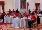 Jokowi Nobar Indonesia vs Uzbekistan Bareng Relawan & Menteri, Budi Ari : Indonesia Menang 2-1