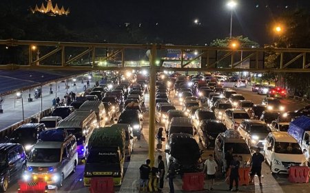 Suasana Malam di Pelabuhan Bakauheni, Kantong Parkir Dermaga Penuh