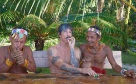 Viral, Vokalis Red Hot Chili Peppers Anthony Kiedis Liburan di Mentawai
