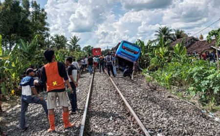 Bus Tertabrak Kereta di OKU Timur, Puluhan Korban Terkapar Dipinggiran Rel KA