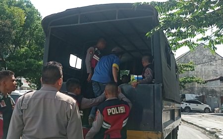 Petugas saat mengamankan jukir liar di beberapa ruas jalan di Medan, Minggu (21/4/2024). (Foto: Istimewa).