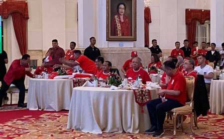 Jokowi Nobar Indonesia vs Uzbekistan Bareng Relawan & Menteri, Budi Ari : Indonesia Menang 2-1