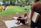 Cerita Penjual Tikar Mencari Pundi Rupiah Disela Demo Buruh di Patung Kuda Jakarta