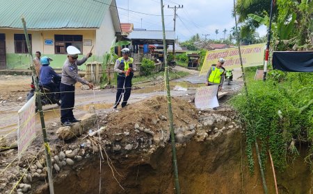 Jalan Alternatif Langkat-Karo Nyaris Putus Akibat Longsor