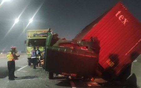 Dump Truck dan Truk Kontainer Kecelakaan di Tol JORR