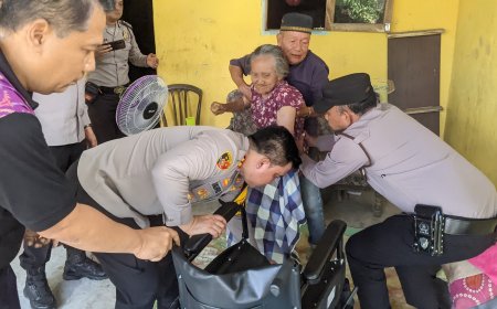 Jum’at Berkah, Kapolres Batu Bara Berikan Bantuan Kursi Roda-Tali Asih Kepada Warga