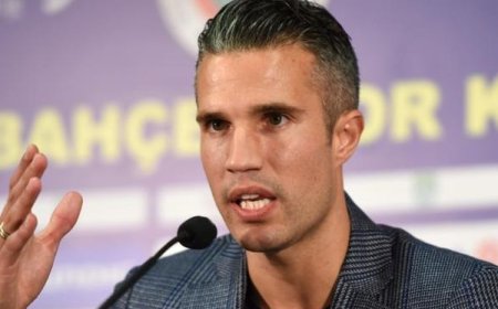 Robin van Persie Latih Heerenveen, Thom Haye Hengkang
