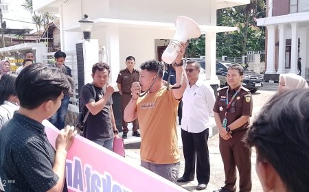Pendemo Desak Kejari Periksa Mantan Walikota Padangsidimpuan Terkait Dana Desa
