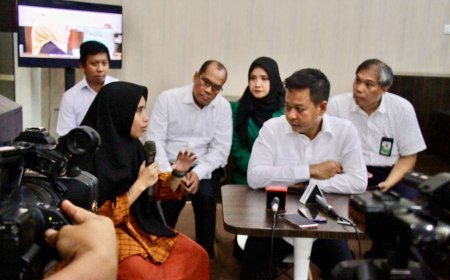 Rektor USU Temui dan Semangati Naffa Calon Mahasiswa yang Viral Tak Mampu Bayar UKT