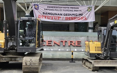 AHY Serahkan Sertifikat Tanah Mall Centre Point yang Disegel Bobby ke PT KAI