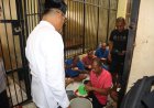 Momen Kapolres Toba Bagikan Makanan Olahan Daging Kurban ke Tahanan