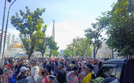 Tolak Penggusuran Lahan, Ratusan Warga Blokir Jalan Diponegoro Kantor Gubernur Sumut