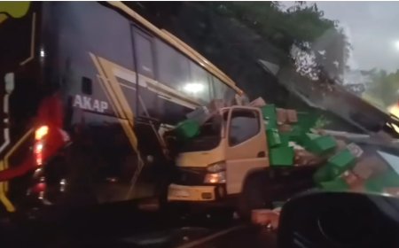 Truk Boks Tabrak Bus di Ciamis, Sopir Terluka Muatan Berserak di Jalan