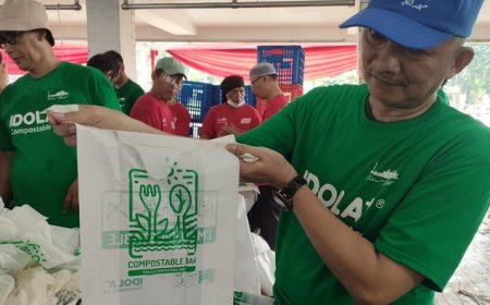 Daging Kurban di Istiqlal Dibagi Pakai Kantong Plastik Berbahan Ubi-Bambu