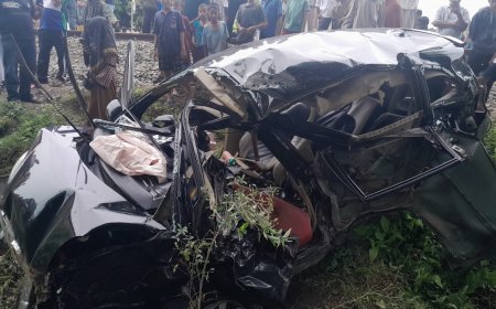 Kereta Api Tabrak Minibus, Tiga Petugas Disdukcapil Asahan Luka-luka-Mobil Ringsek