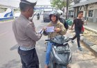 Operasi Patuh Toba 2024, Polisi Bagikan Brosur Tertib Berlalulintas ke Pengendara di Medan