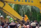 Penggusuran Rumah di Tanjung Pura Ricuh, Warga Hadang Alat Berat : PK Belum Putus