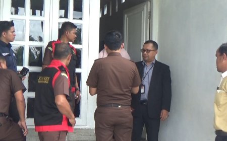 Tim Penyidik Khusus Kejaksaan Negeri (Kejari) Padangsidimpuan menggeledah kediaman tersangka. (Foto: istimewa)