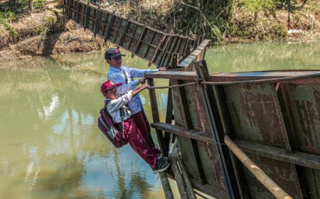 Nyali Besar Pelajar di Sukabumi, Gelantungan di Jembatan Nyaris Putus demi Menempuh Pendidikan