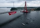 Aktivis Lingkungan Bentangkan Kain Merah 'Indonesia is Not For Sale, Merdeka' di Jembatan Pulau Balang IKN
