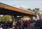 Demo Kawal Keputusan MK di Jakarta, Aliansi Mahasiswa Masih Bertahan di Belakang Gedung DPR