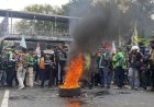 Demo Ojol Se-Jabodetabek Memanas, Massa Bakar Ban dan Nyalakan Petasan