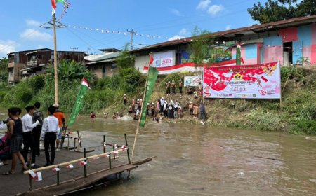 Haru, Warga Aur Upacara HUT RI di Sungai: Lokasi Langganan Banjir