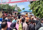 Emak-emak Geruduk Kantor Camat Binjai Barat Minta Cafe Tuak Ditutup