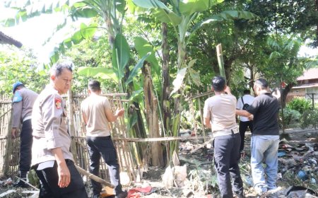 Bantu Warga, Personel Polres Binjai Gotong Royong Bersihkan Sampah Akibat Banjir