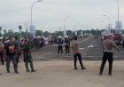 Warga Antusias Menanti Kedatangan Presiden Jokowi di Sport Center