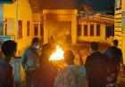 Warga Serapuh Asli Bakar Ban di Kantor Desa Malam-malam, Kesal Karena Pj Bupati Langkat Ingkar Janji